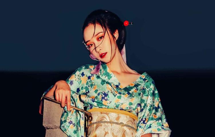 服务区的大巴车美食体验
