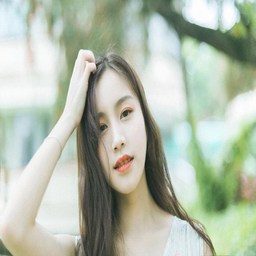他将红酒慢慢倒入哪里？品味艺术与生活的细腻瞬间
